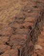 Le déversoir sera constitué de gabions (exemple de gabions ci-dessus) {JPEG}